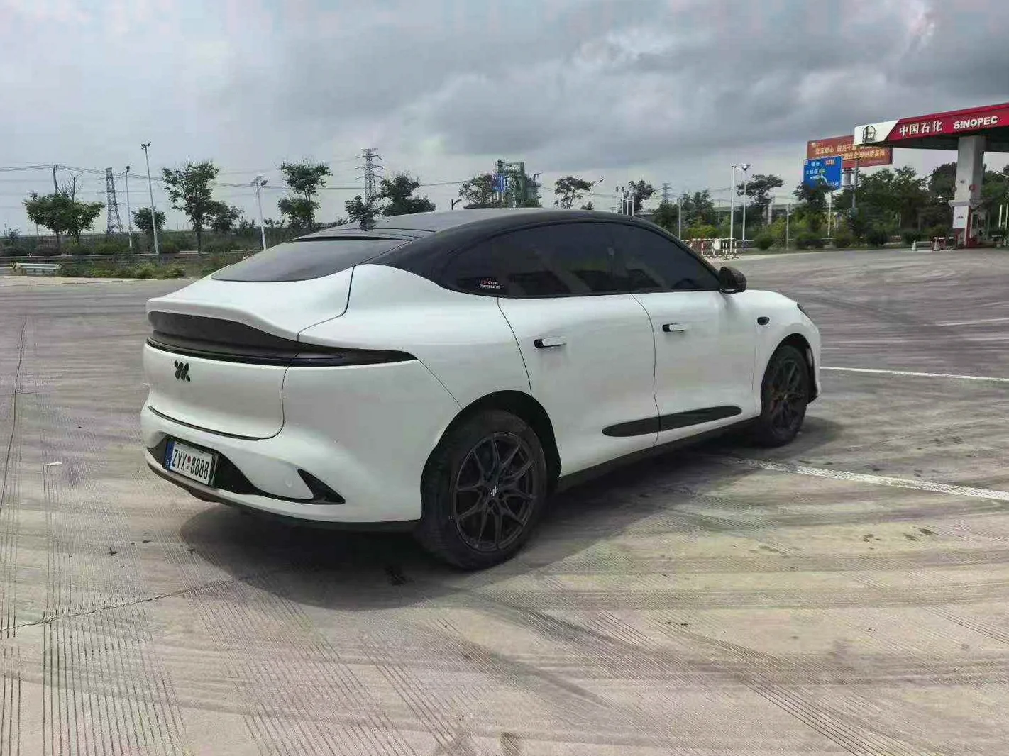 智己LS6 后面外观二