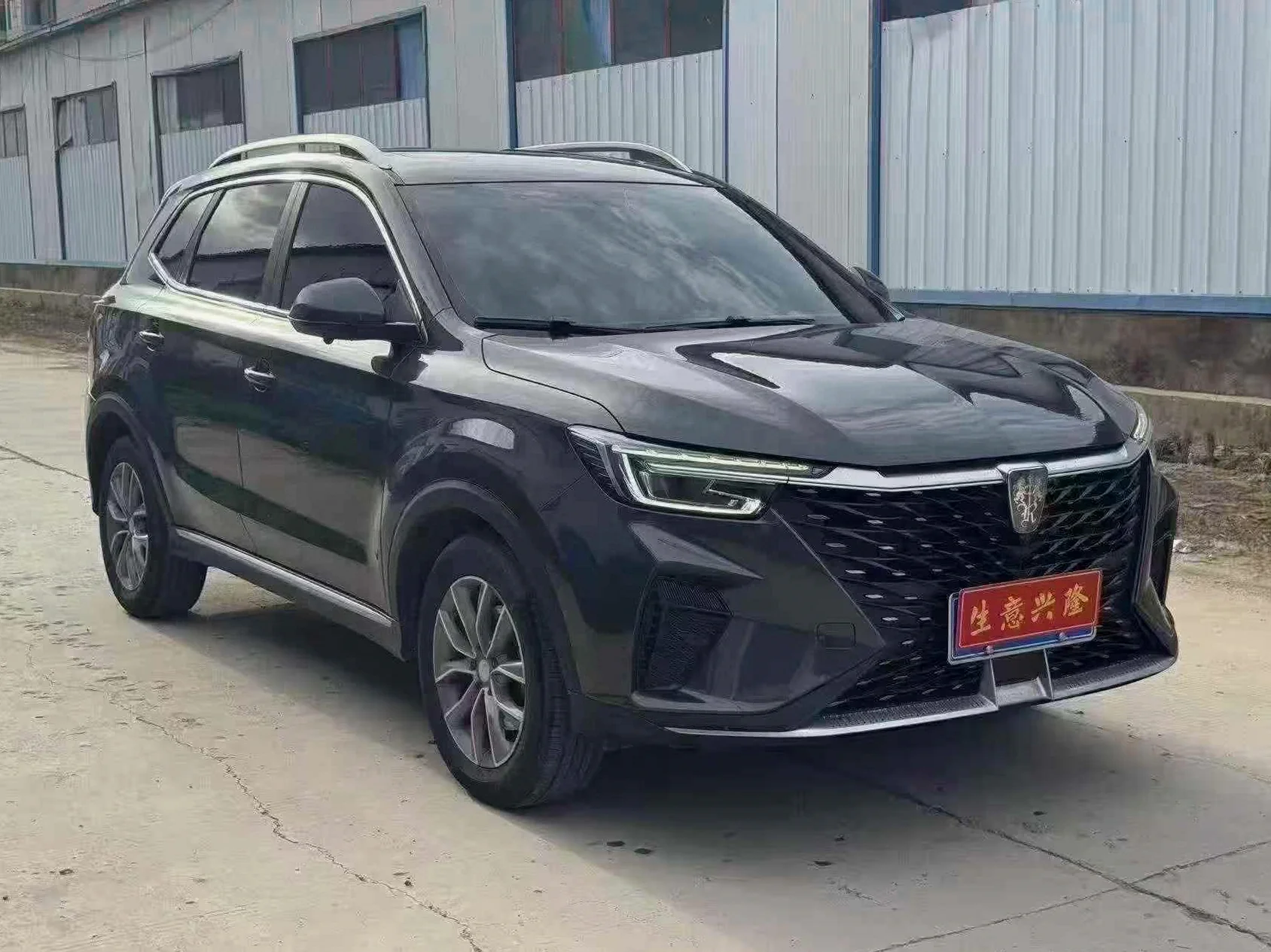 荣威RX5 正面外观三