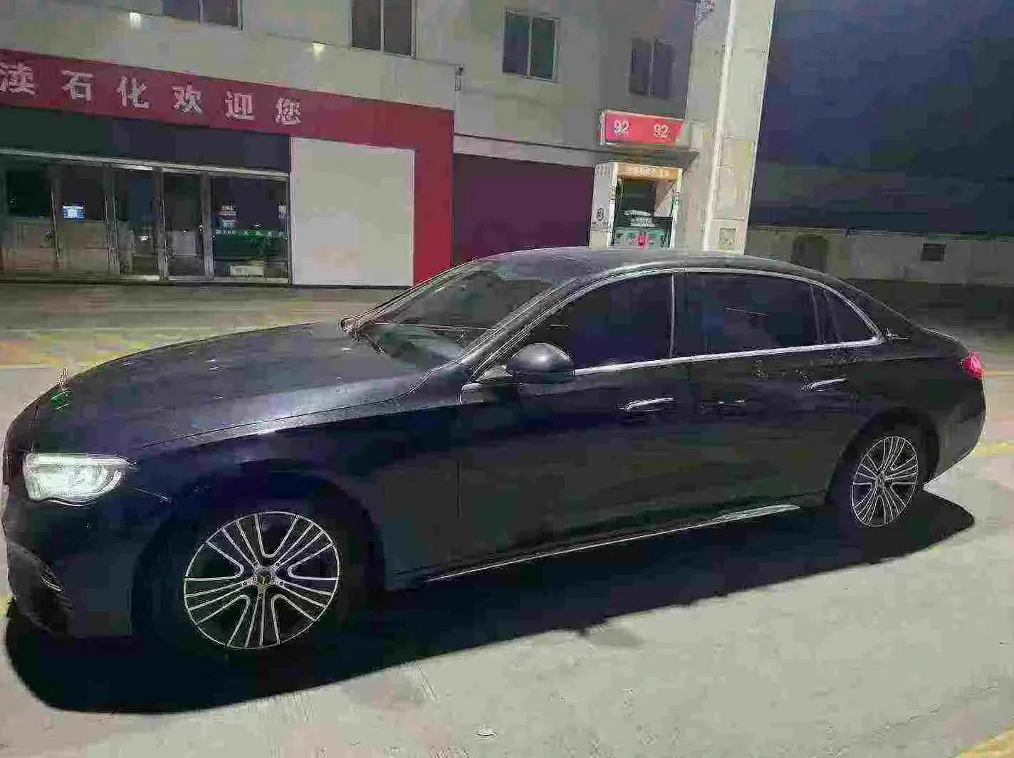 奔驰E 正面外观二