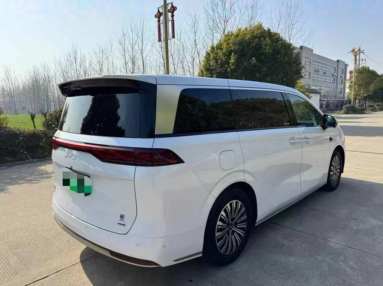 比亚迪夏 后面外观一
