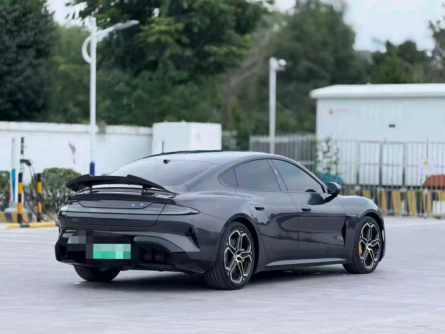 小米SU7 后面外观一