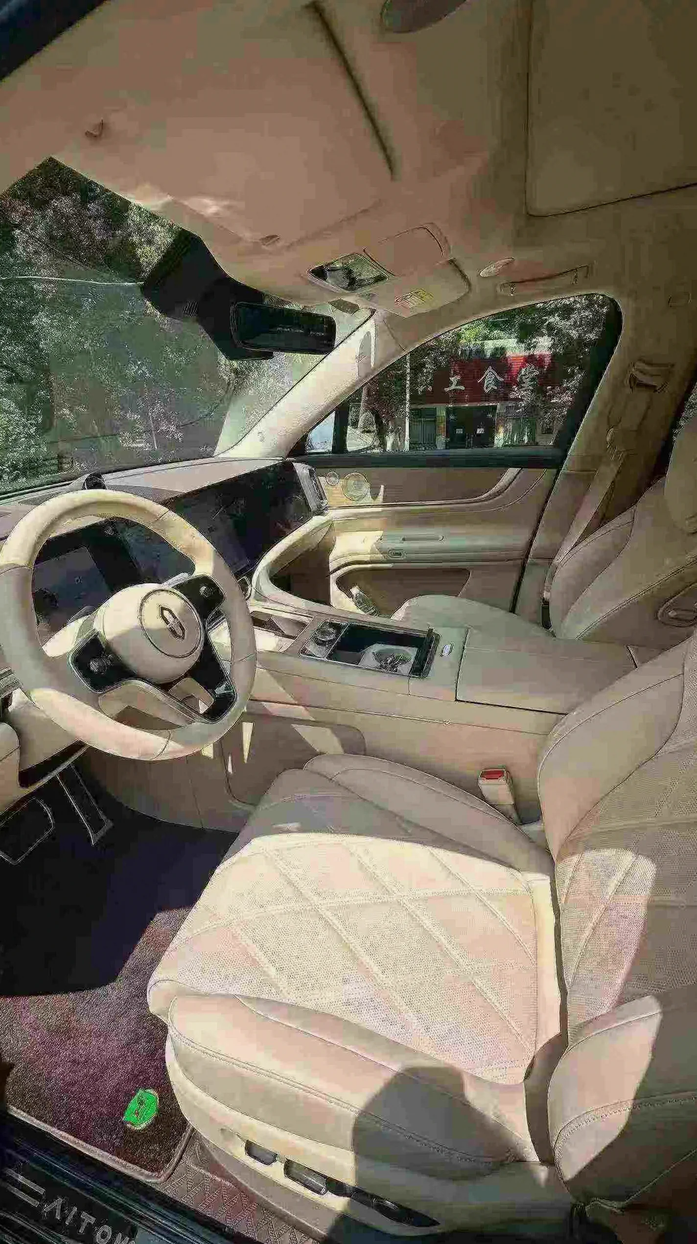华为智选问界 后面外观一