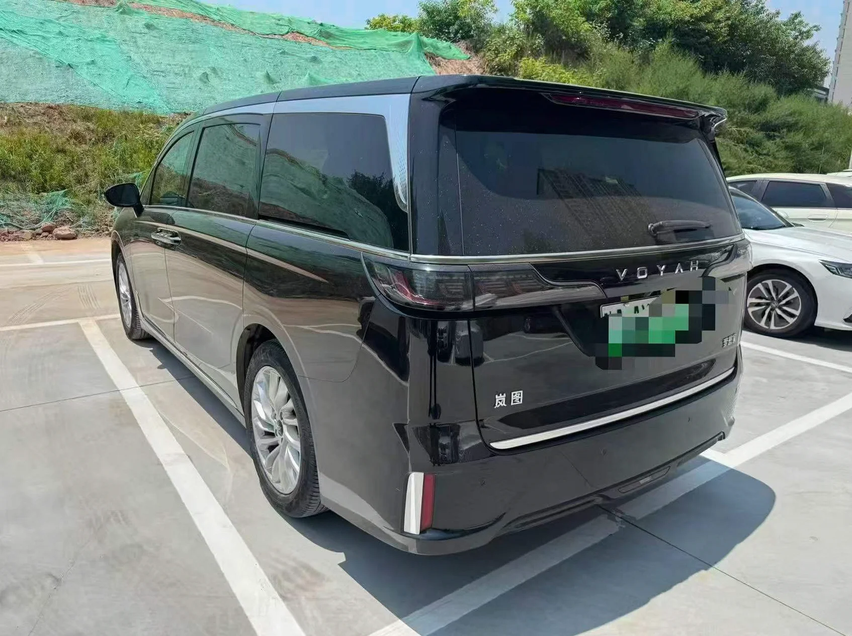 岚图汽车梦想家 后面外观二