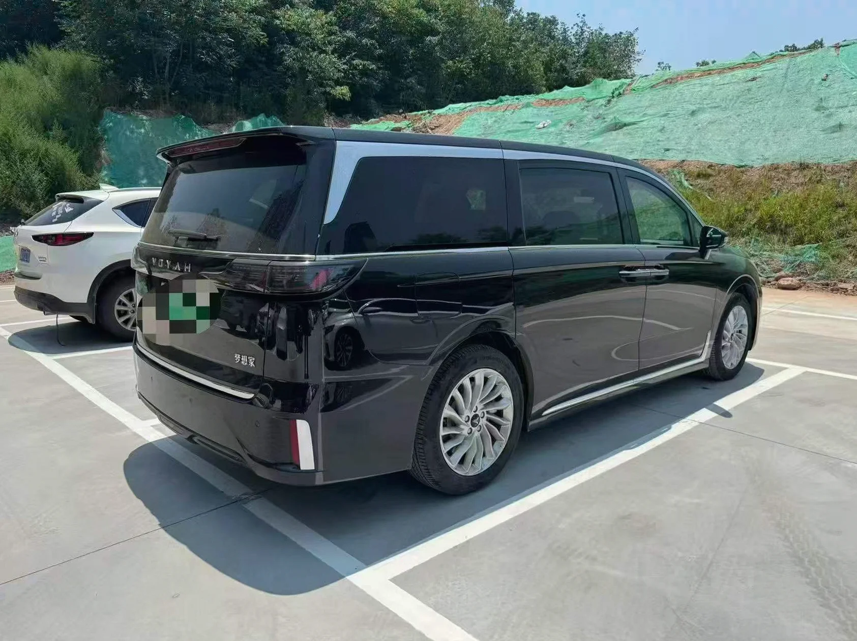岚图汽车梦想家 正面外观三