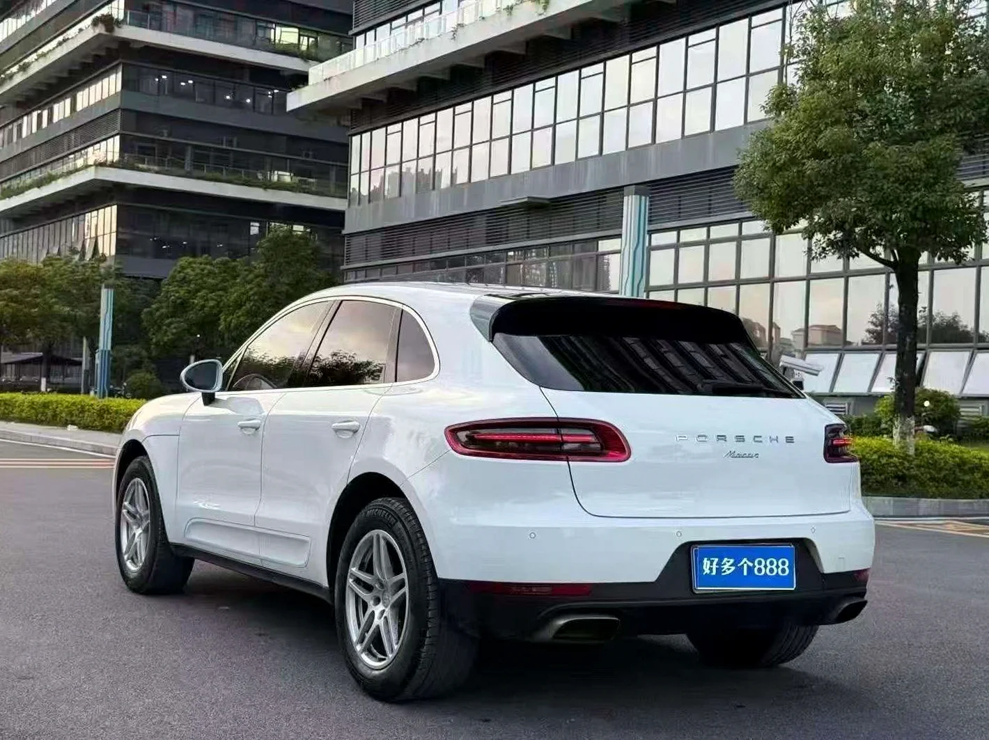 保时捷Macan 后面外观三