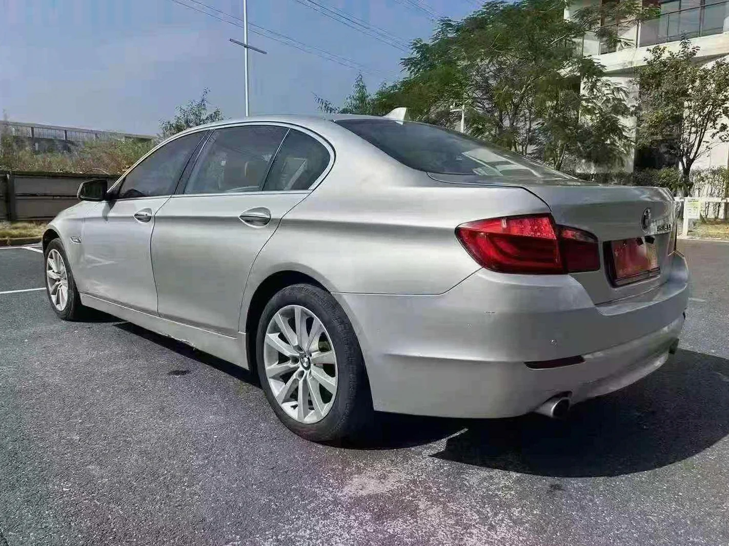 宝马5系 后面外观一