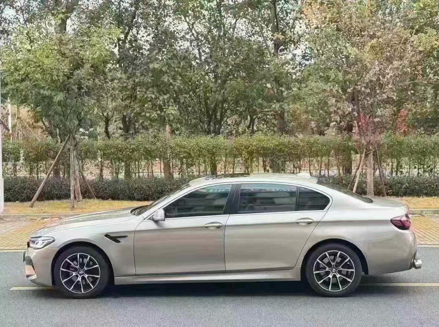 宝马5系 后面外观一