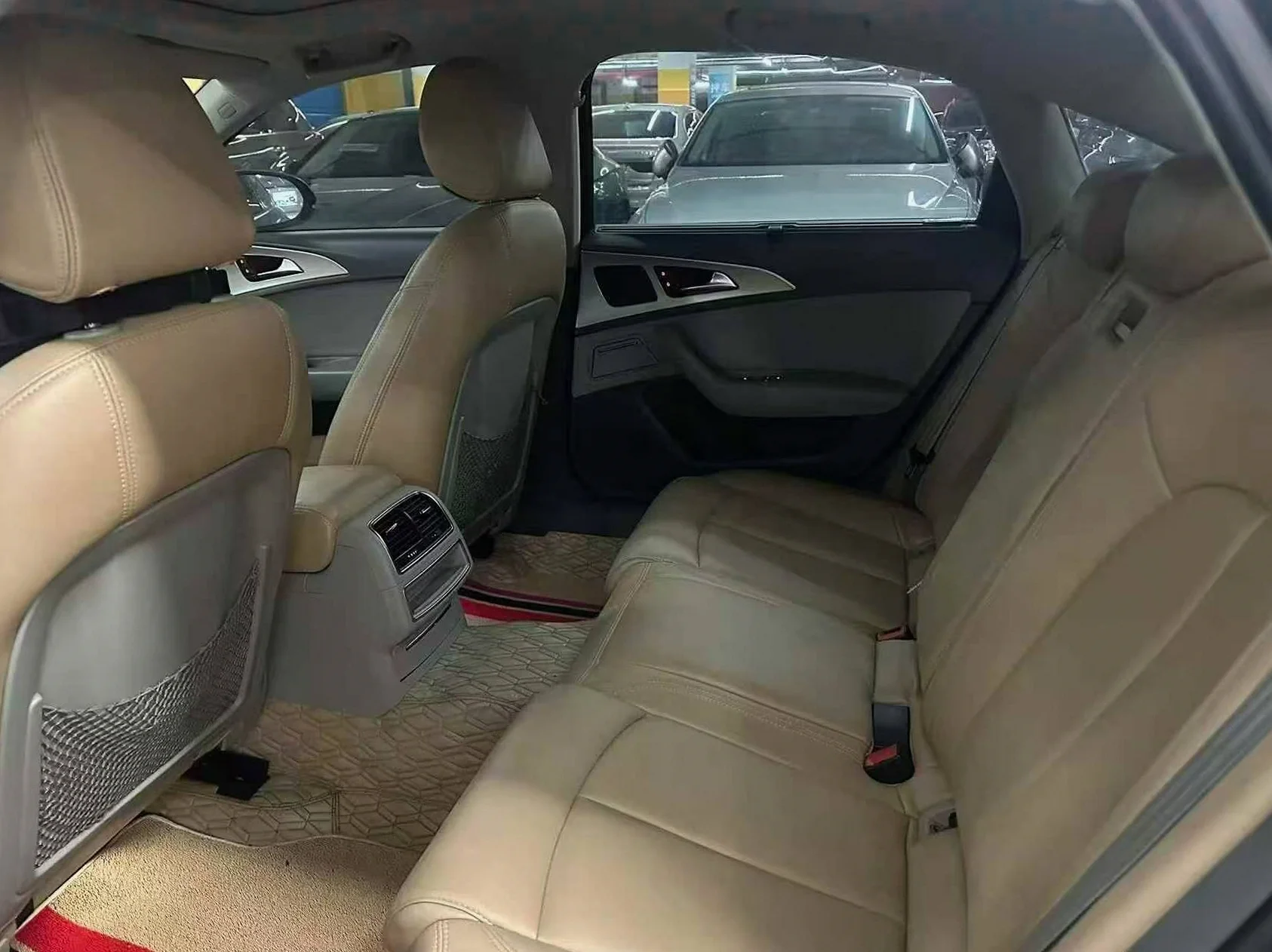 奥迪A6L 后面外观一