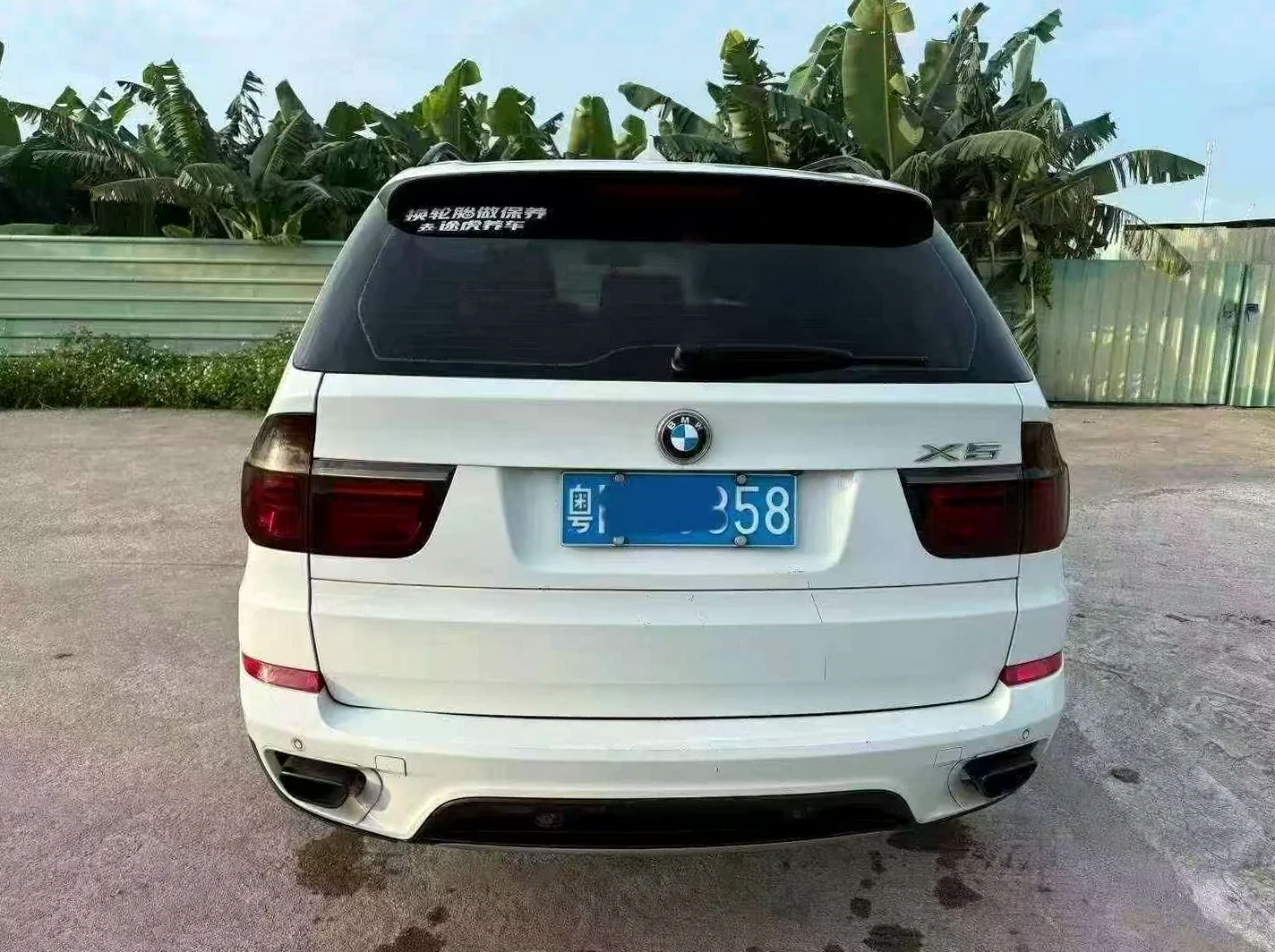 宝马X5 后面外观一