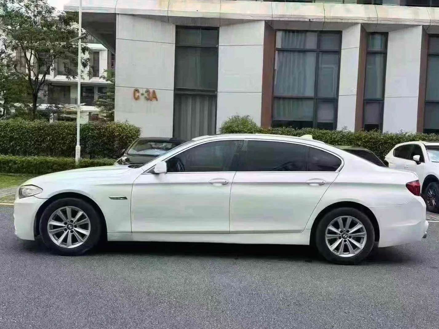 宝马5系 后面外观一