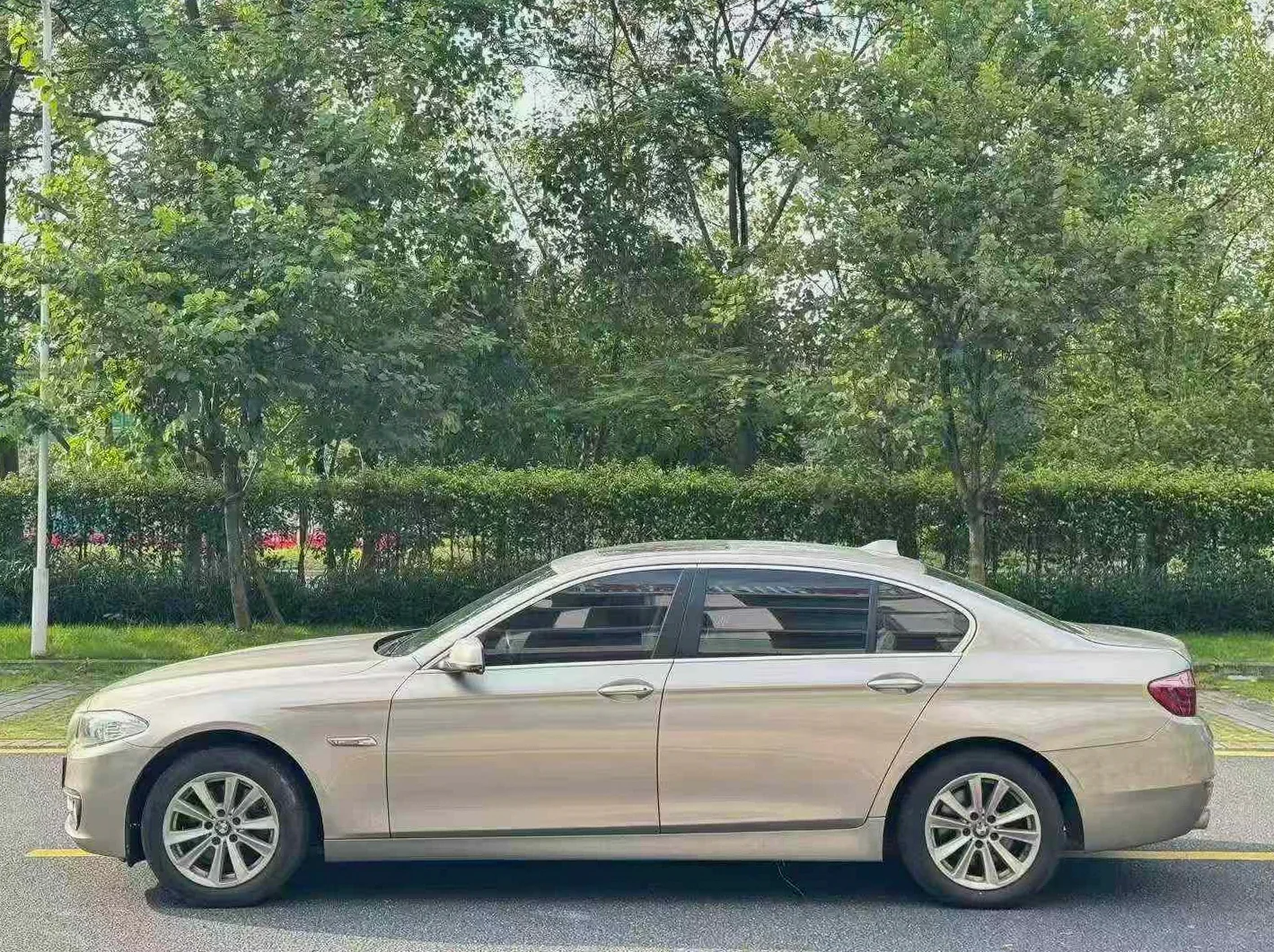 宝马5系 后面外观一