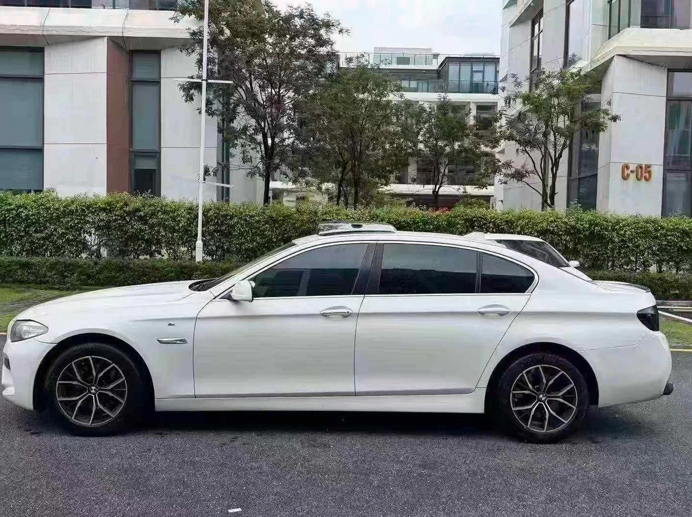 宝马5系 后面外观一