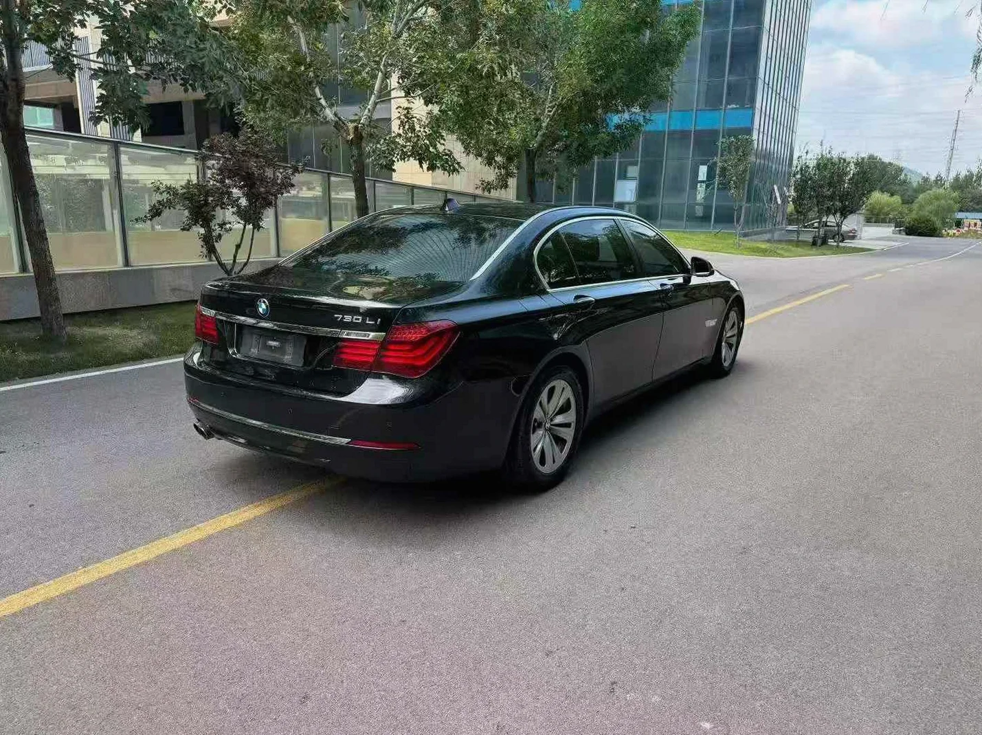 宝马7系 后面外观一
