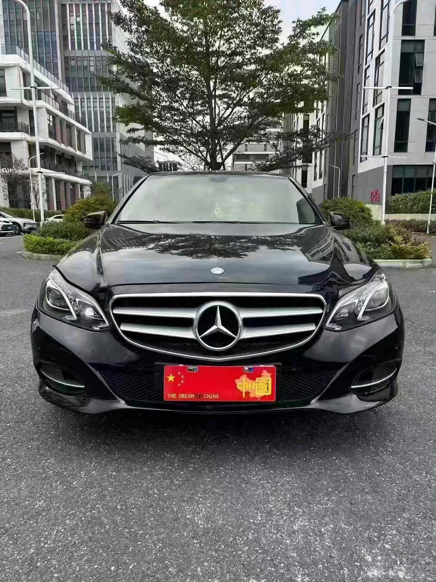 奔驰E 正面外观二