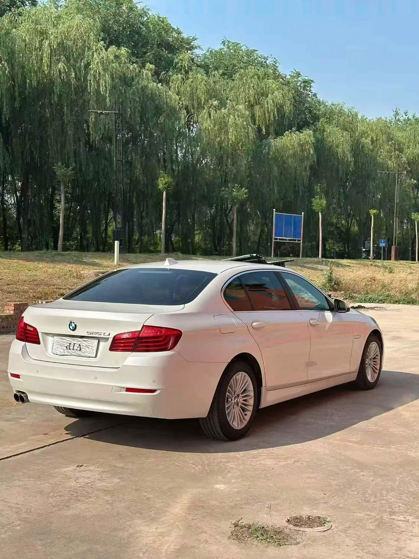 宝马5系 后面外观一