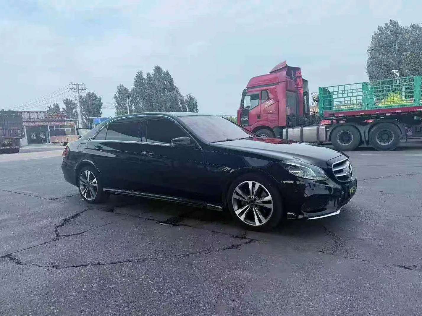 奔驰E 正面外观三