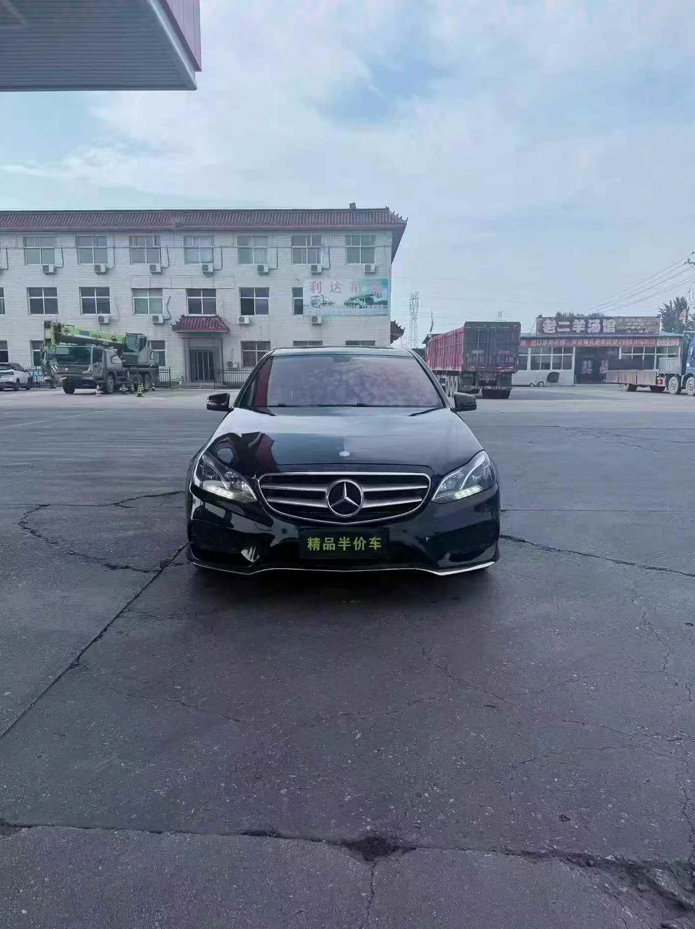 奔驰E 正面外观二