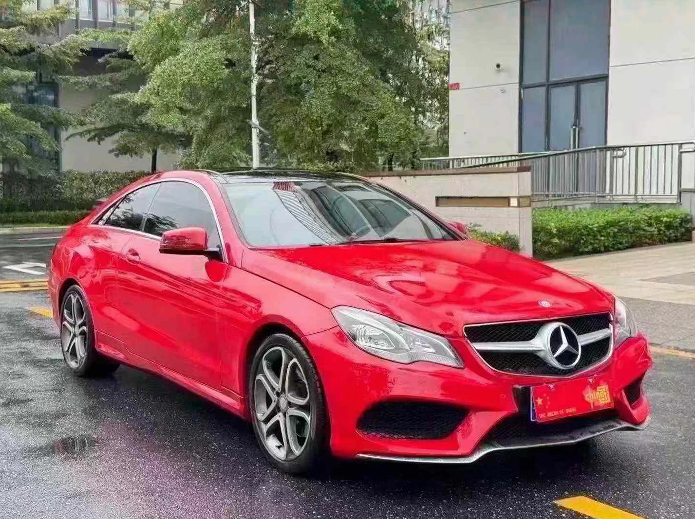 奔驰E 正面外观二