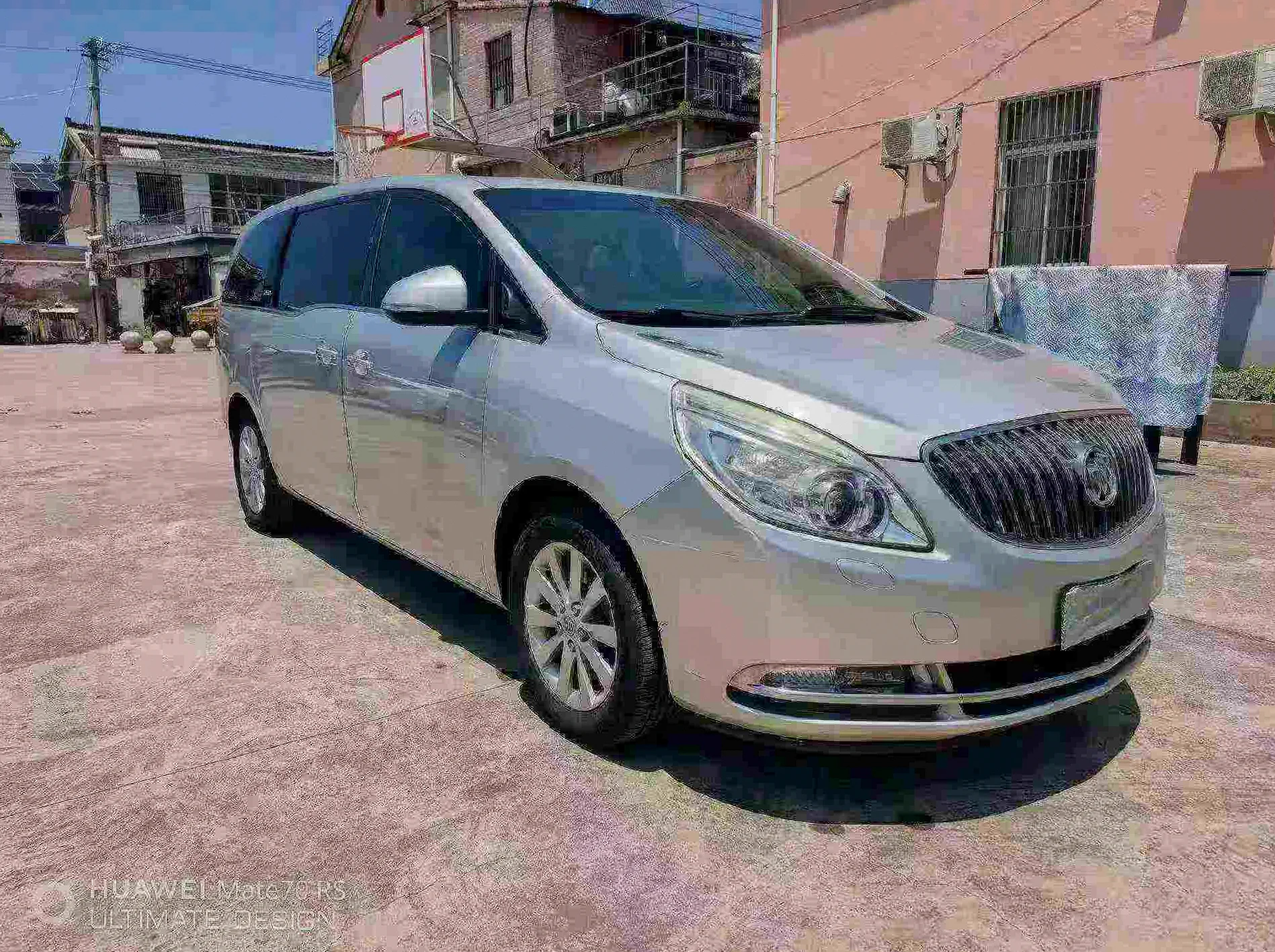 别克GL8 正面外观三