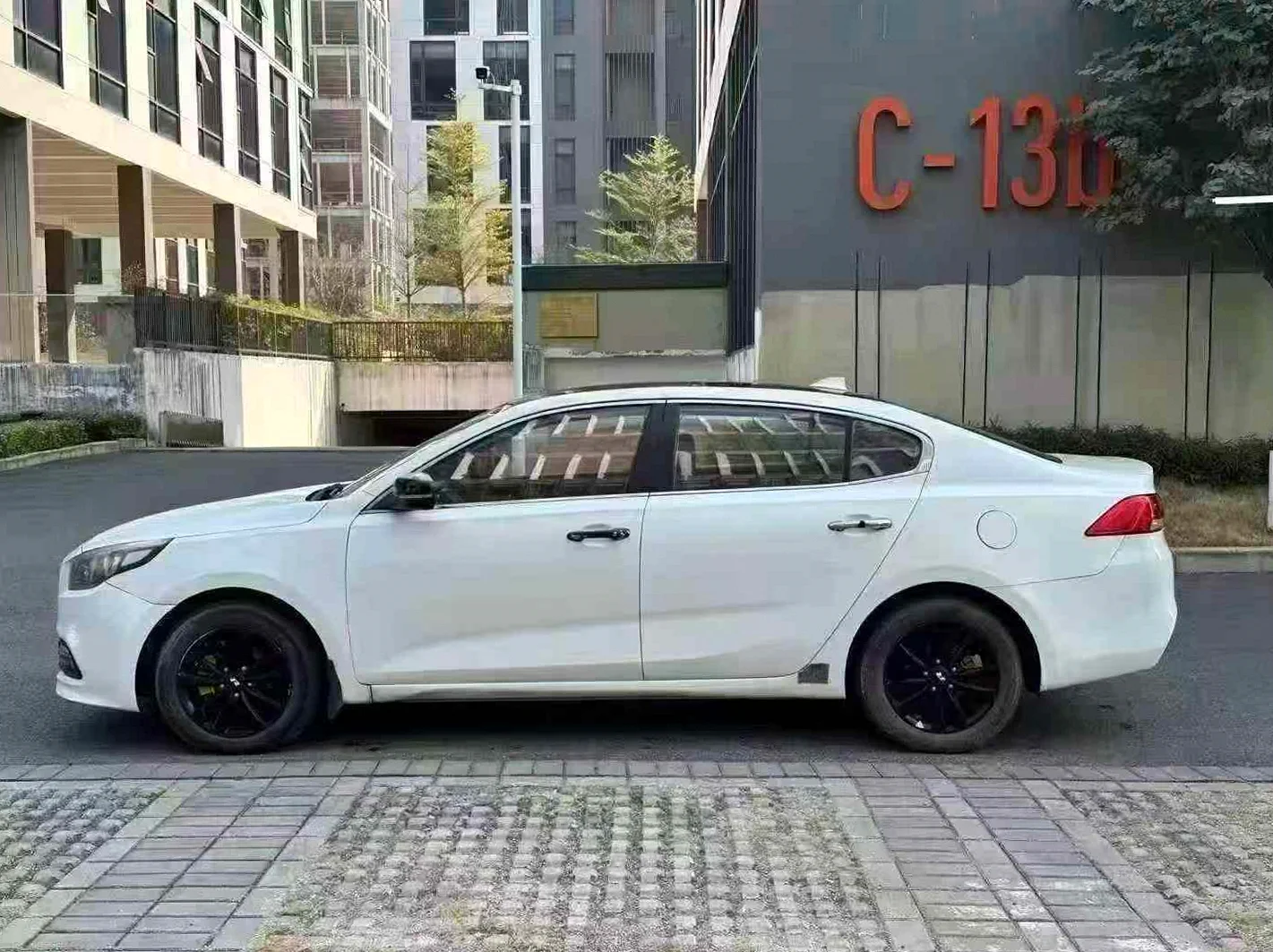 起亚K4 后面外观一