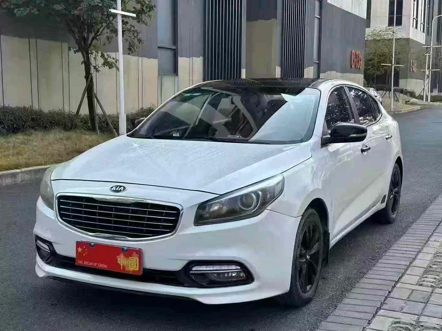起亚K4 正面外观三