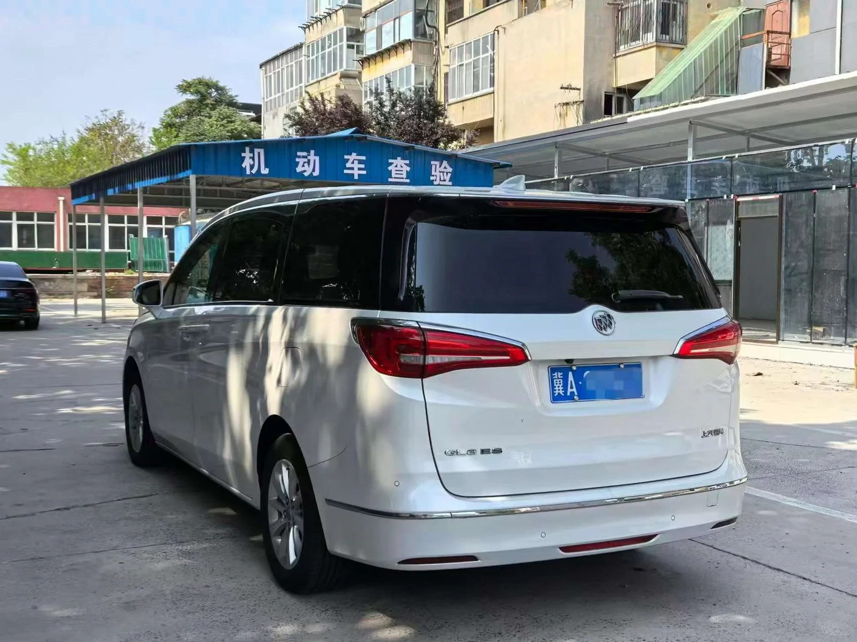 别克GL8 后面外观三