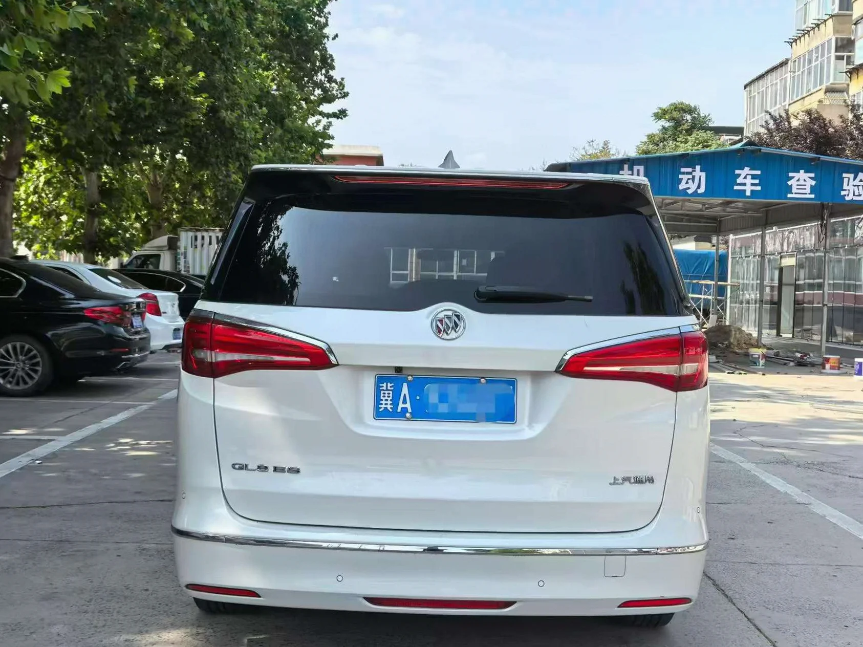 别克GL8 后面外观一
