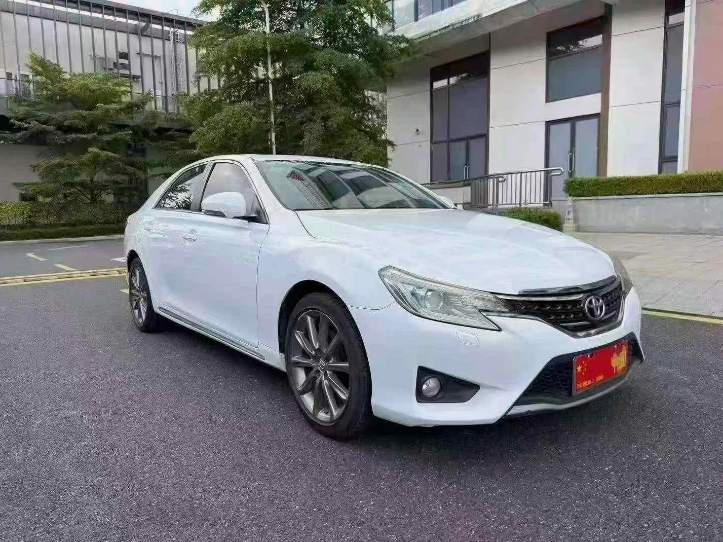丰田锐志 正面外观三