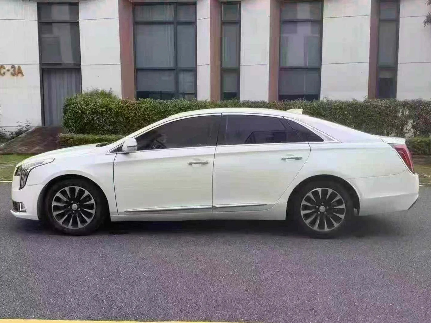 凯迪拉克XTS 后面外观一
