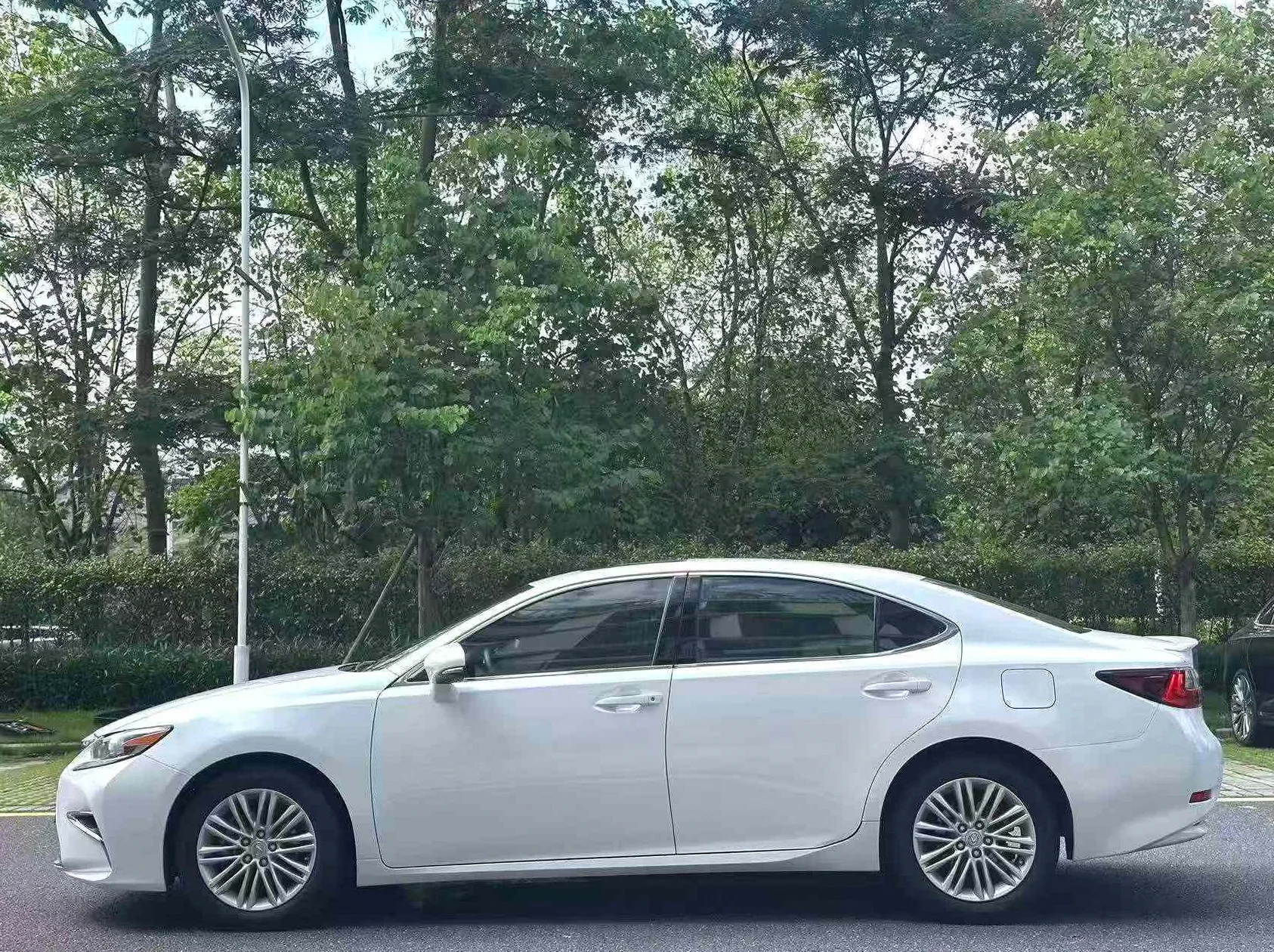 雷克萨斯ES 后面外观一