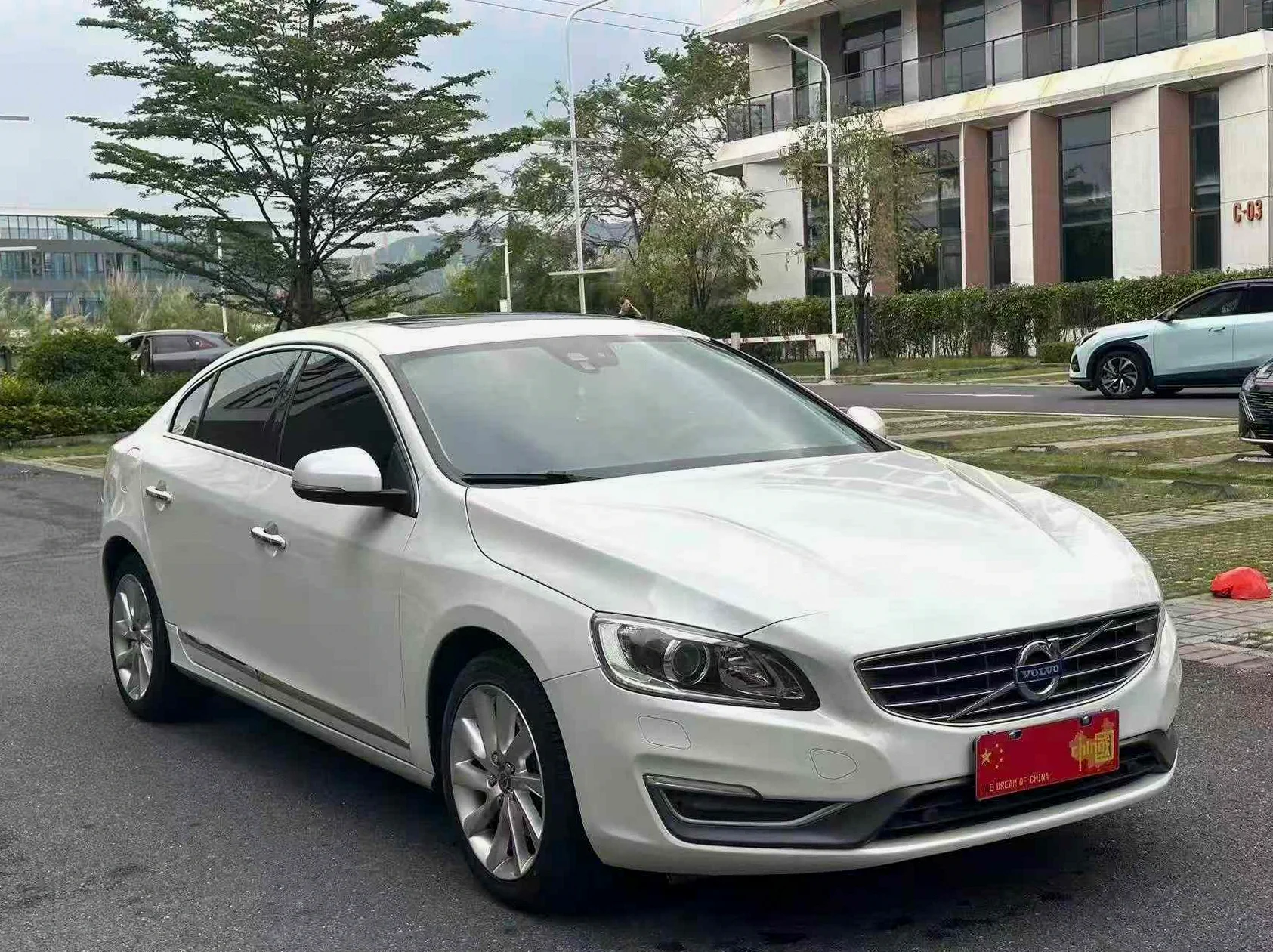沃尔沃S60L 正面外观二