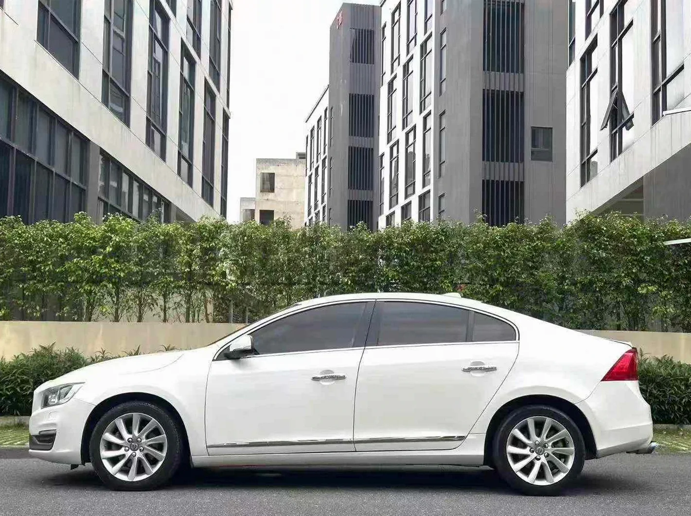 沃尔沃S60L 后面外观一