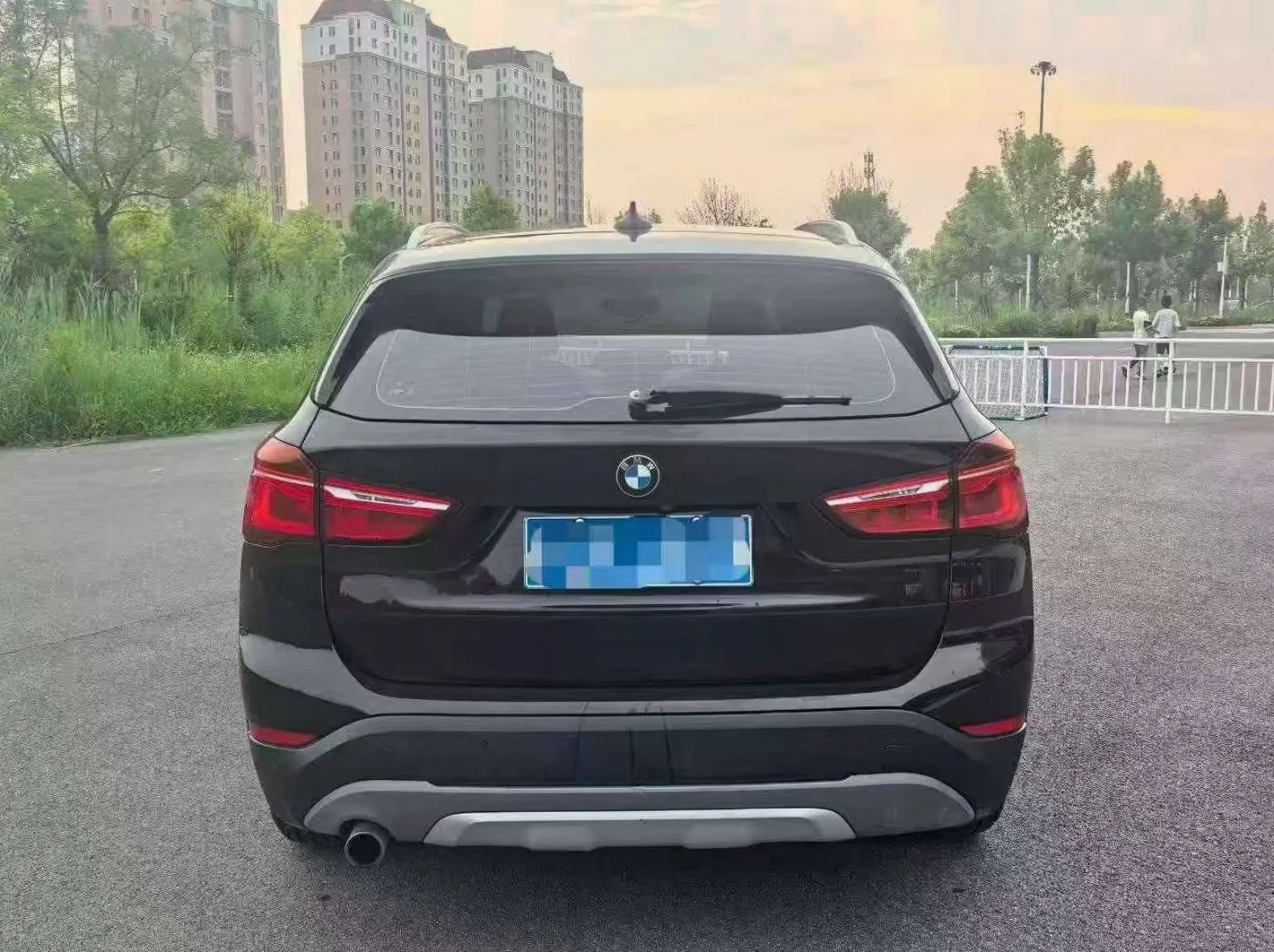 宝马X1 后面外观一