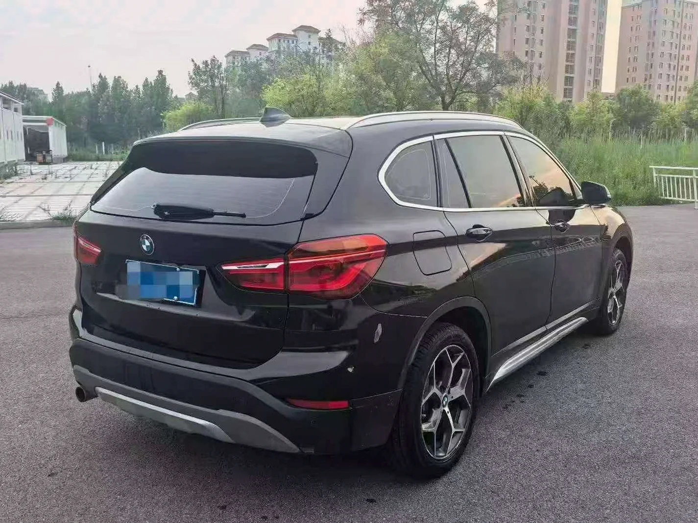 宝马X1 后面外观三