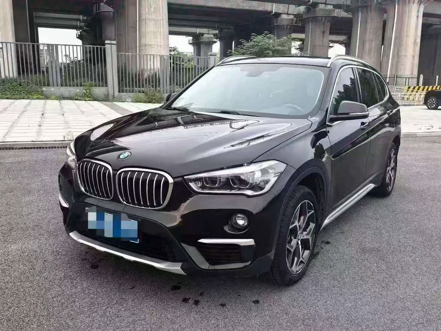 宝马X1 正面外观三