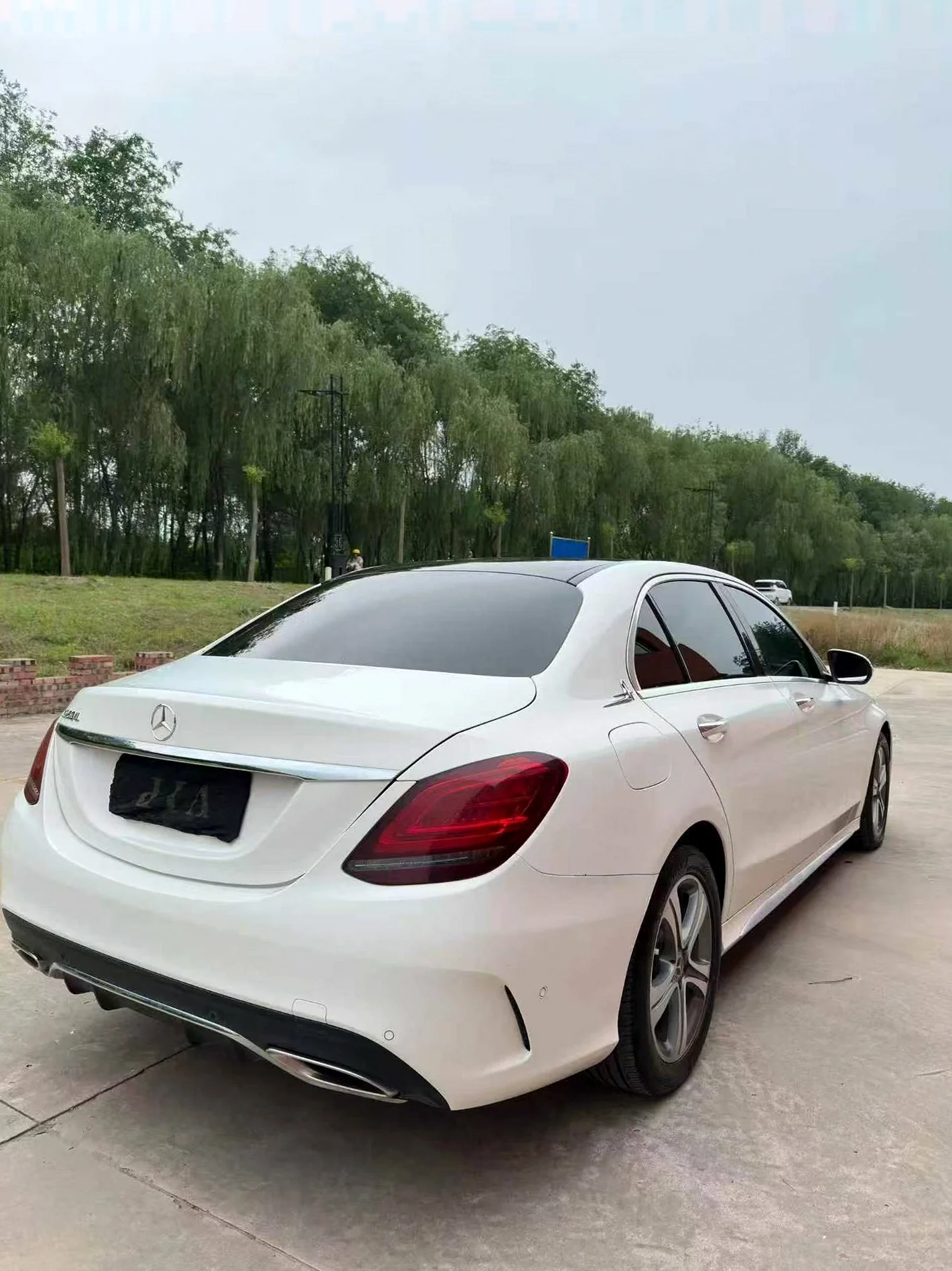 奔驰C 后面外观一