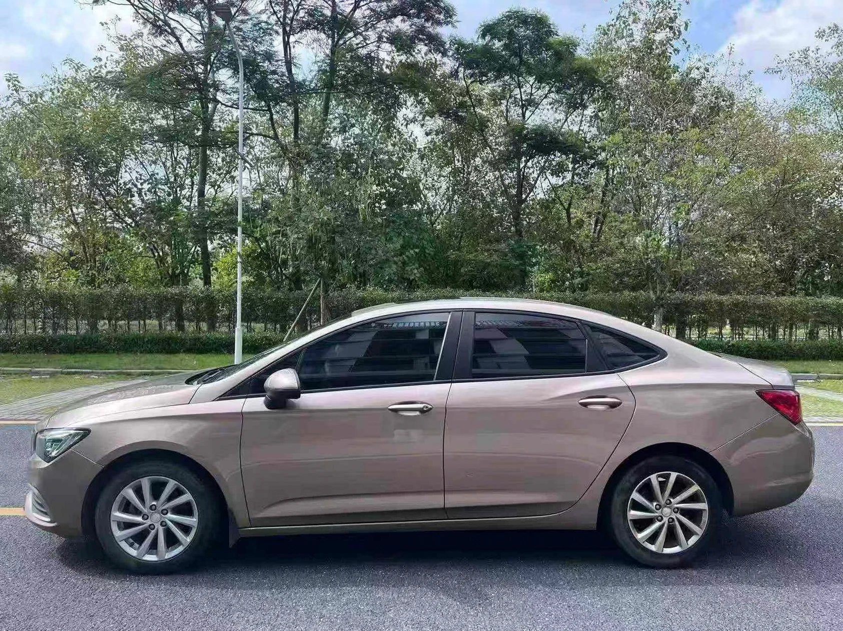 别克威朗 后面外观一