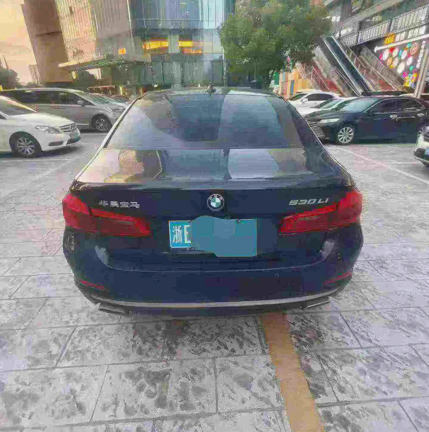宝马5系 后面外观一