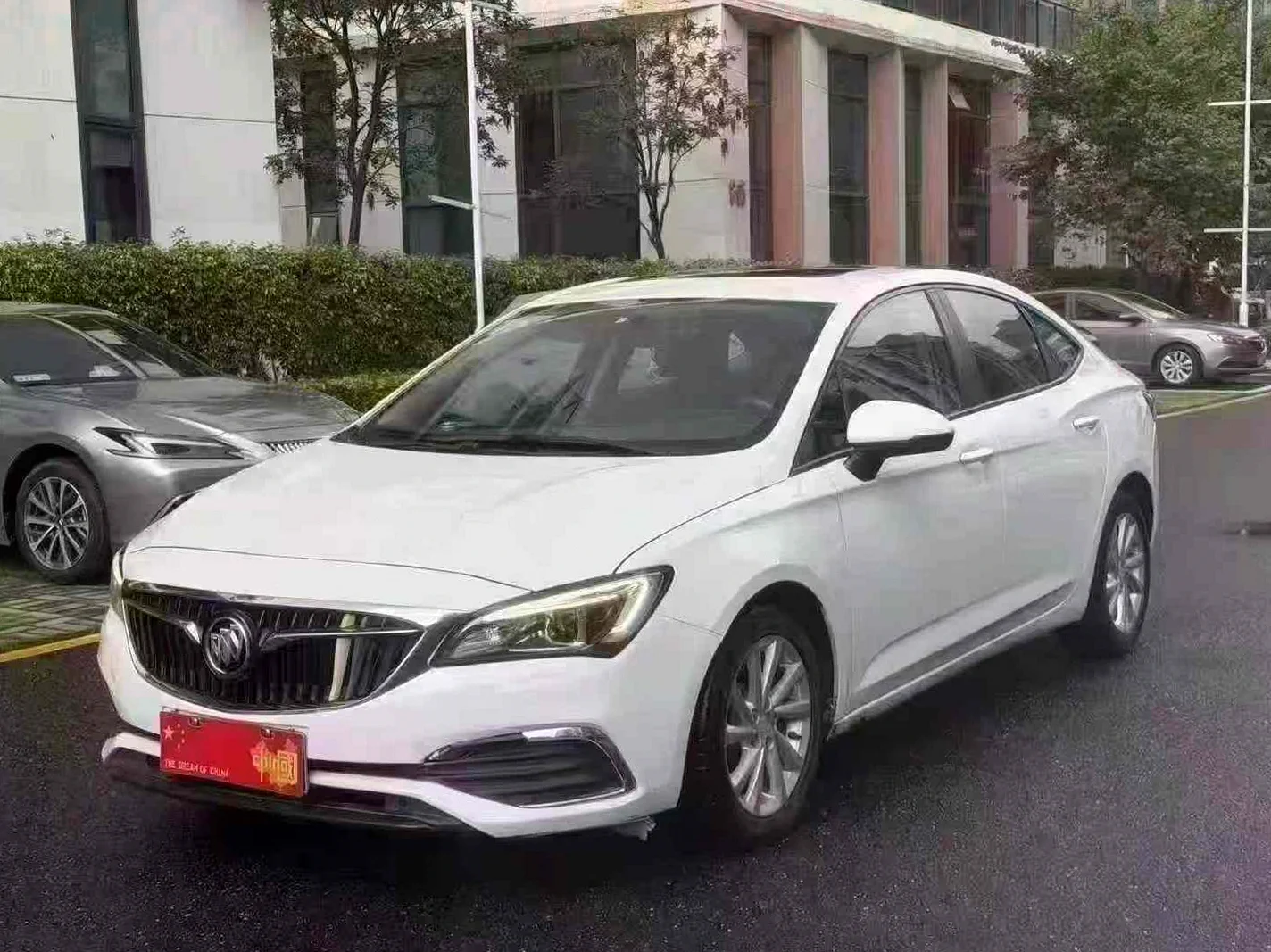 别克威朗 正面外观三