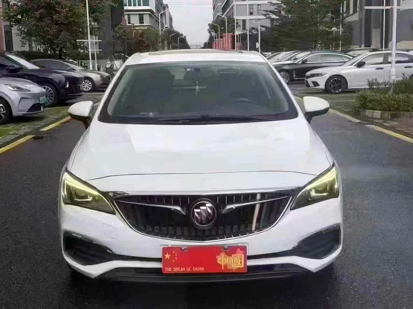 别克威朗 正面外观二