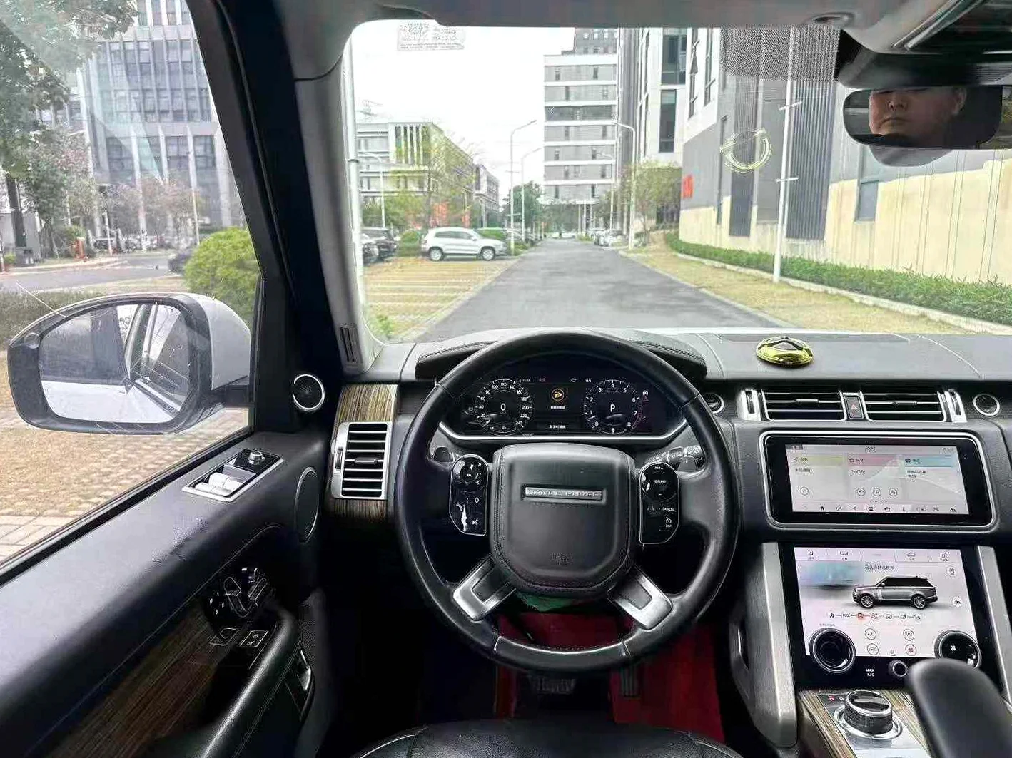 路虎揽胜行政 驾驶室