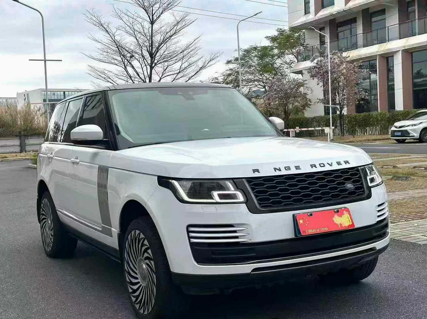 路虎揽胜行政 正面外观二