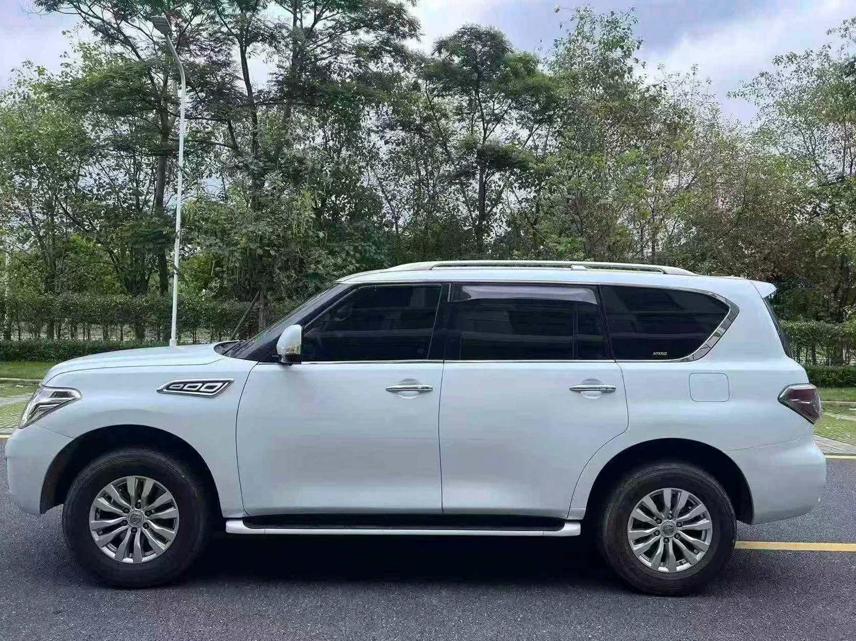 日产途乐 后面外观一