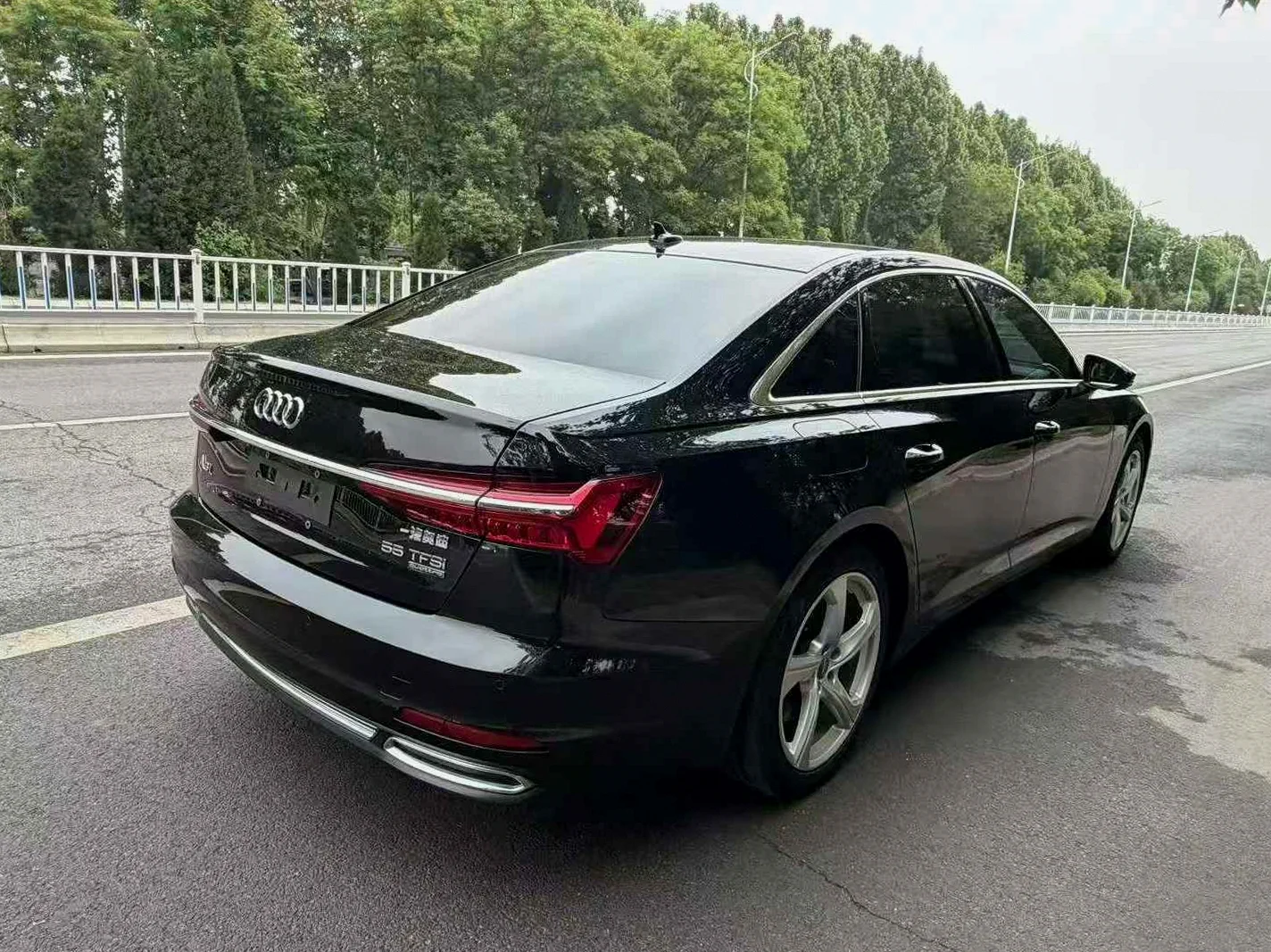 奥迪A6L 后面外观三