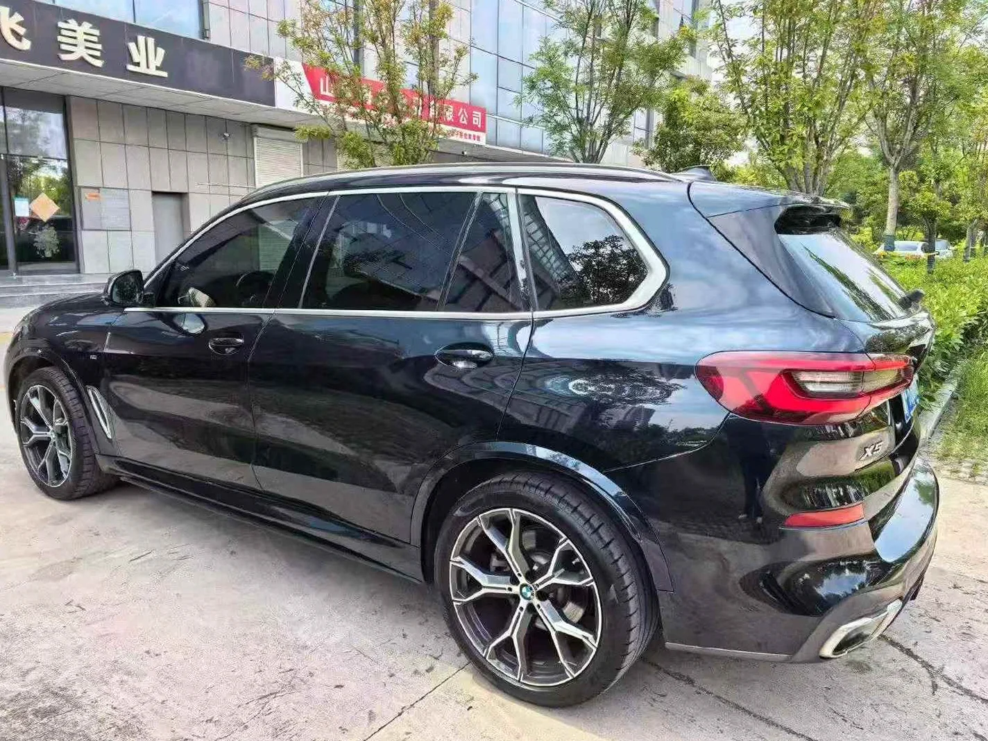 宝马X5 后面外观一