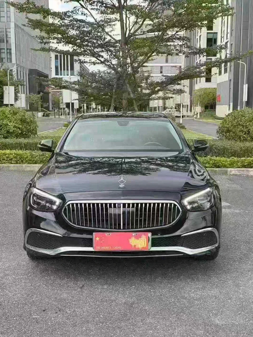 奔驰E 正面外观二