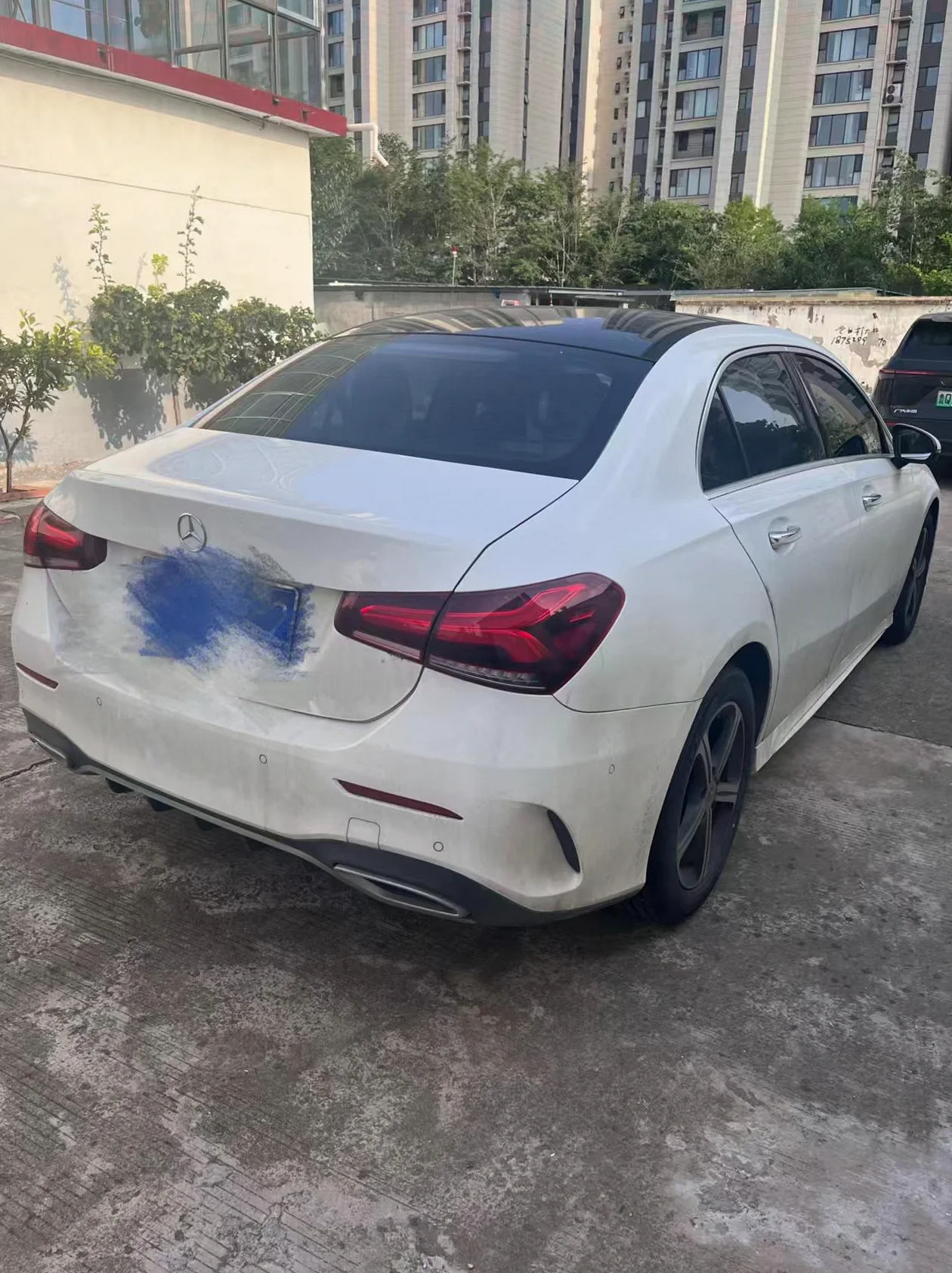 奔驰A 后面外观一