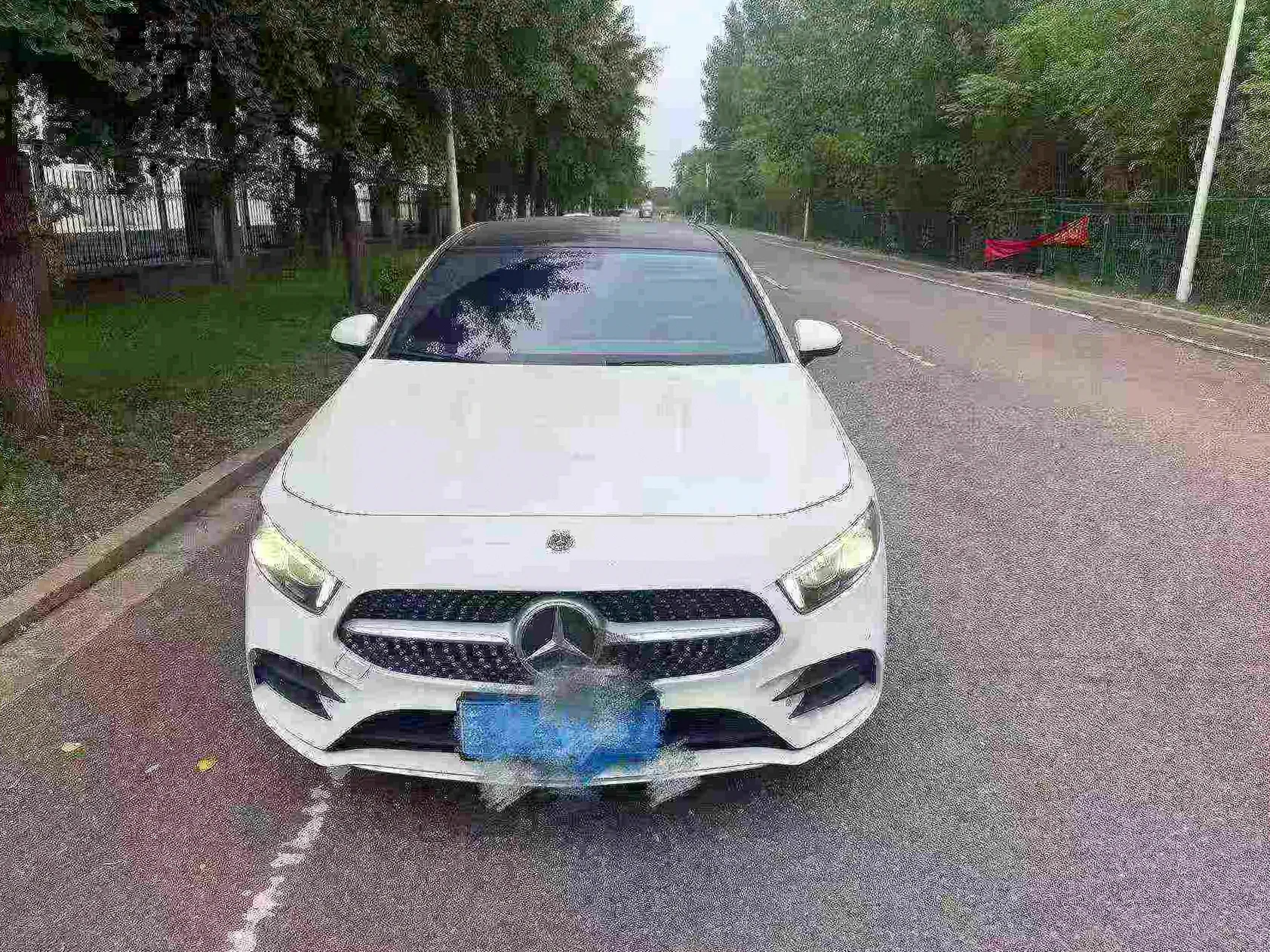 奔驰A 正面外观三