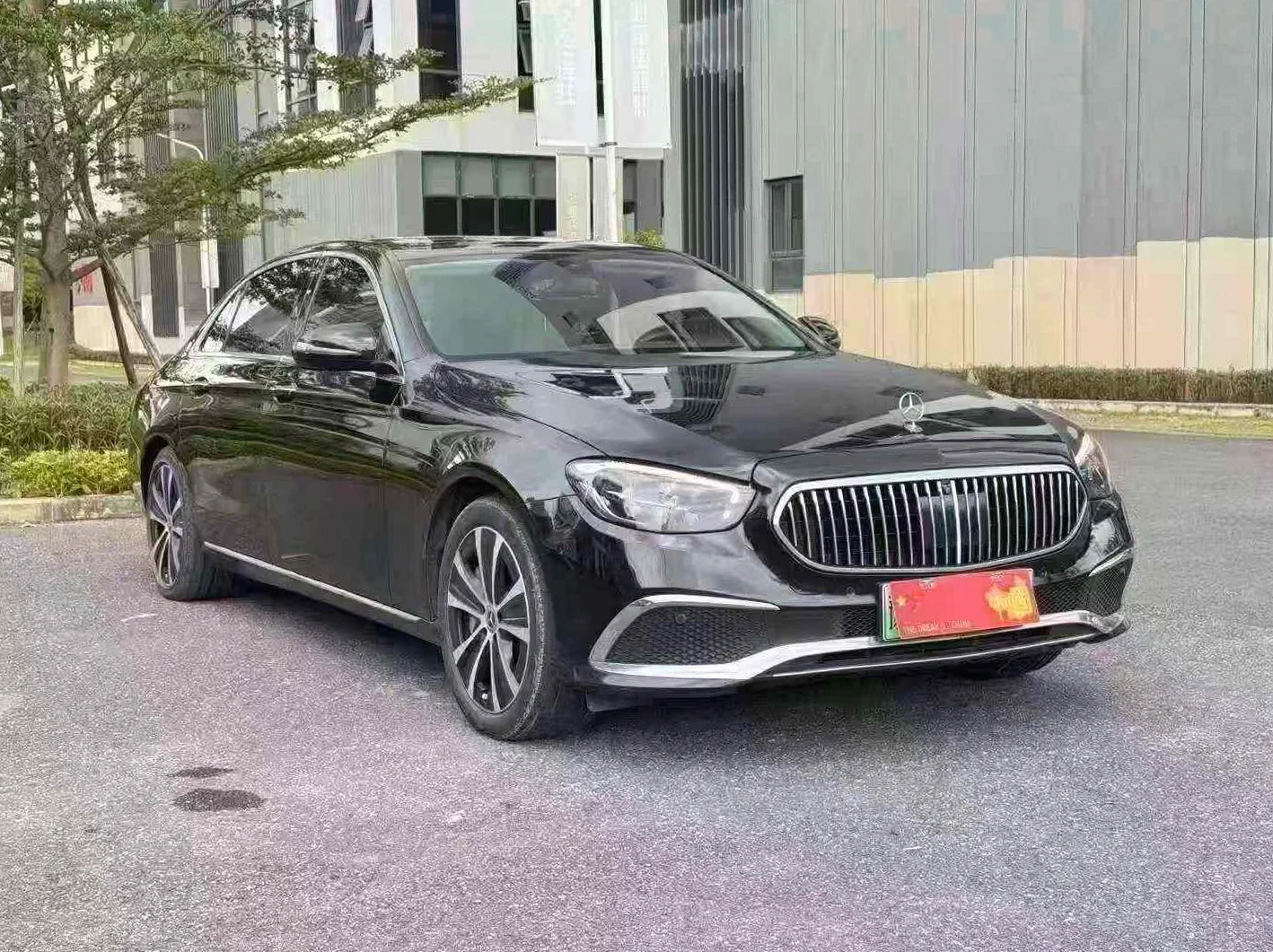 奔驰E 正面外观三