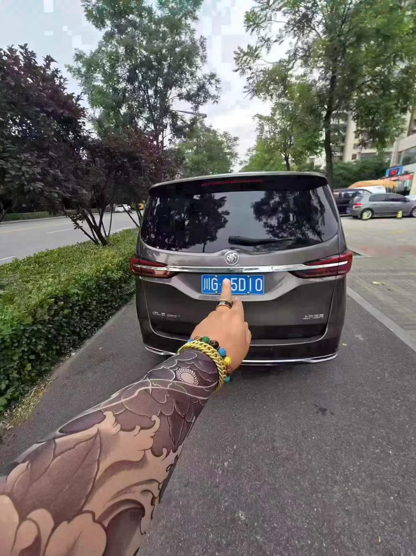 别克GL8 后面外观一